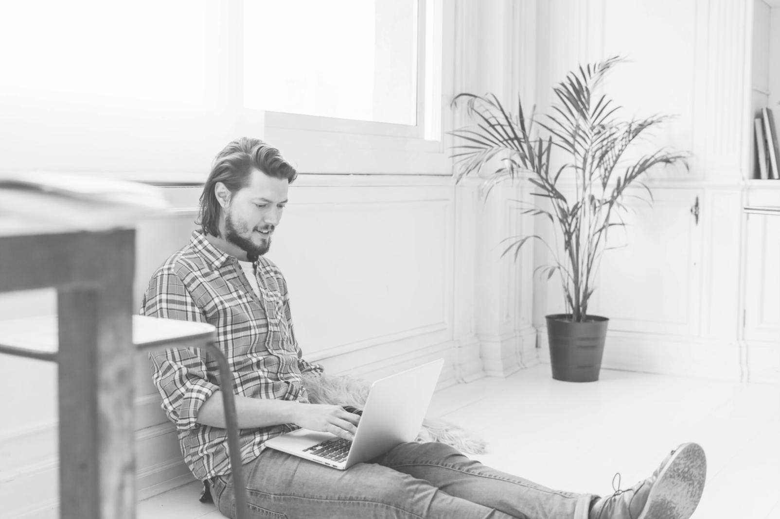 Équipe de conseillers financiers sythara travaillant sur des analyses budgétaires