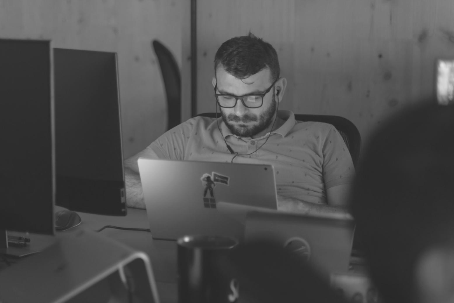 Équipe sythara travaillant sur le développement de solutions budgétaires